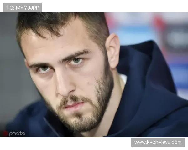 奥林匹亚科斯训练课上福图尼斯连续创造空间